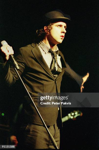 Photo of MAXIMO PARK; Maximo Park, De Max Melkweg, Amsterdam, Nederland, 19 april 2007, Pop, britpop, doem, de zanger maakt tijdens het optreden,...