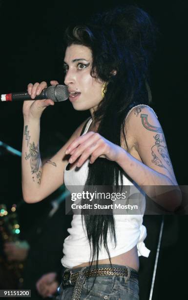 Photo of AMY WINEHOUSE GAY, Amy Winehouse performs at G-A-Y Astoria on April 14, 2007 in London