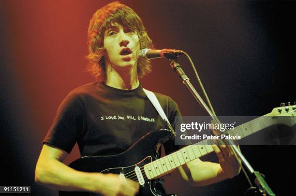 Photo of ARCTIC MONKEYS, Artic Monkeys, Lowlands, Biddinghuizen, Nederland, 20 augustus 2006, Pop, indie, de zanger zingt en speelt tevens op zijn,...