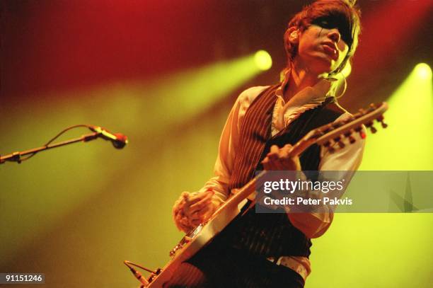 Photo of PANIC! AT THE DISCO, Panic At The Disco, Lowlands, Biddinghuizen, Nederland, 20 augustus 2006, Pop, britpop, de gitarist heeft zijn...