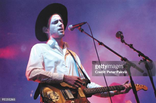 Photo of VEILS, The Veils, Lowlands, Biddinghuizen, Nederland, 18 augustus 2006, Pop, indie, de zanger draagt een hoge mooie zwarte hoed, zingt en...