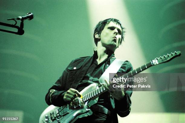 Photo of MUSE, Muse, Lowlands, Biddinghuizen, Nederland, 20 augustus 2006, Pop, gitaar, de zanger zingt en speelt op zijn gitaar, op de, achtergrond...