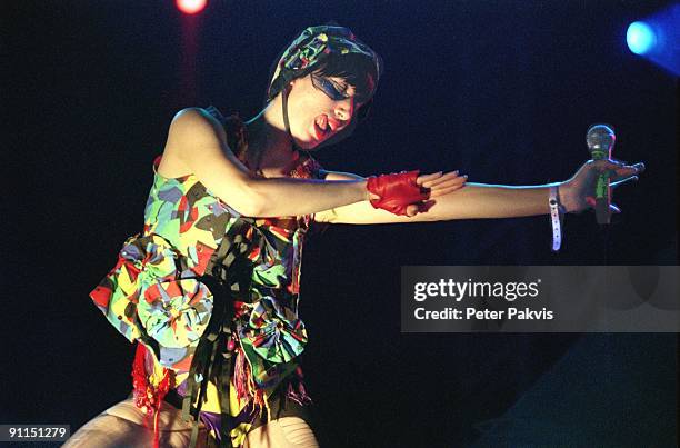 Photo of YEAH YEAH YEAHS, Yeah Yeah Yeahs, Lowlands, Biddinghuizen, Nederland, 20 augustus 2006, Pop, indie, zangeres in een outfit welke zich het...