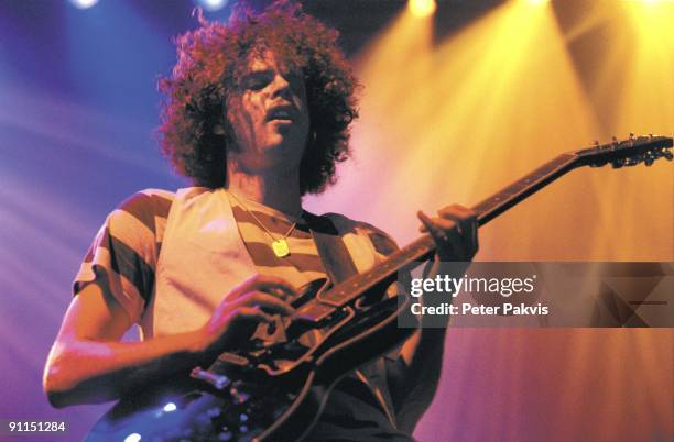 Photo of WOLFMOTHER, Wolfmother, Lowlands, Biddinghuizen, Nederland, 18 augustus 2006, Pop, rock, de zanger en gitarist bespeelt, geconcentreerd zijn...