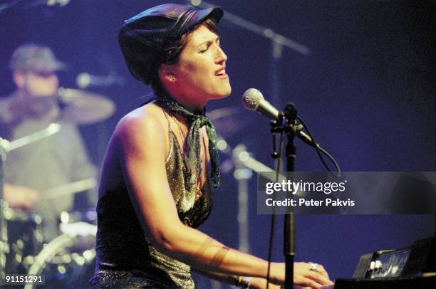 Photo of JOAN AS POLICE WOMAN, Joan As A Police Woman, Lowlands, Biddinghuizen, Nederland, 20 augustus 2006, Pop, indie, zangeres Joan zingt en...