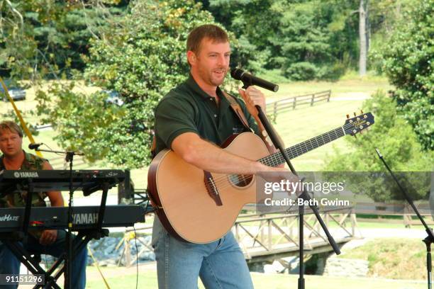 Photo of Darryl WORLEY, Darryl Worley performing on stage