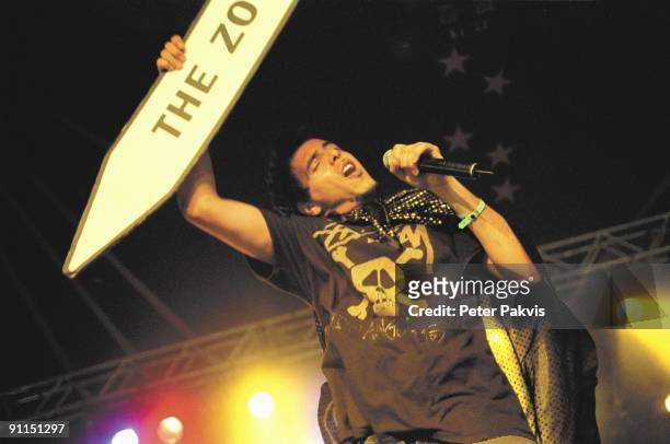 Photo of MOCKY, Mocky, Lowlands, Biddinghuizen, Nederland, 19 augustus 2006, Pop, hip hop, funk, de zanger van de band gaat zingend, uit zijn dak en...