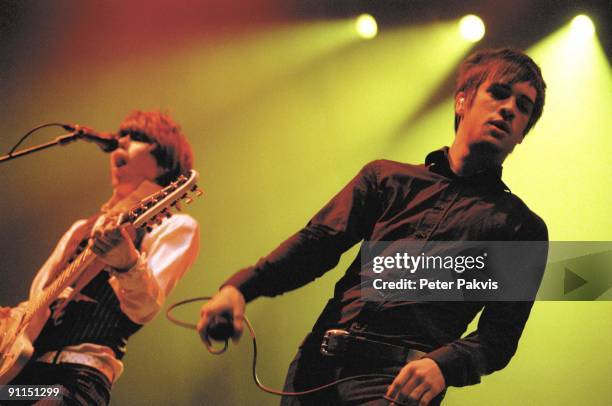 Photo of PANIC! AT THE DISCO, Panic At The Disco, Lowlands, Biddinghuizen, Nederland, 20 augustus 2006, Pop, britpop, de zanger wandelt over het...