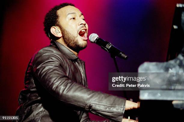 Photo of John LEGEND, John Legend, Heineken Music Hall, Amsterdam,, Nederland, 17 december 2006, Pop, soul, John Legend zingt en speelt op zijn...