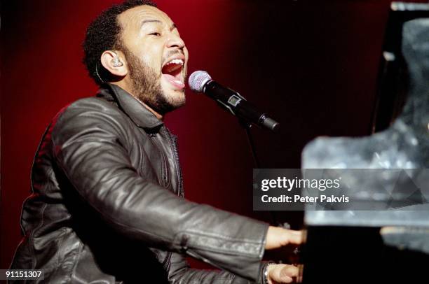 Photo of John LEGEND, John Legend, Heineken Music Hall, Amsterdam,, Nederland, 17 december 2006, Pop, soul, John Legend zingt tijdens het piano...