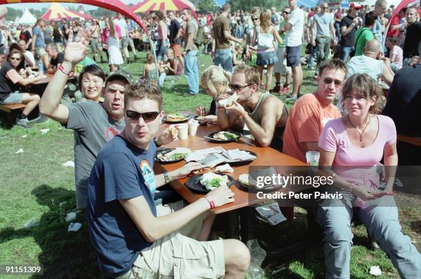 Photo of PP1_192230_FESTIVALS; Lowlandsfestival, Biddinghuizen, Nederland, , Pop, festivalgangers nuttigen een broodje gezond en, groeten voorbij...