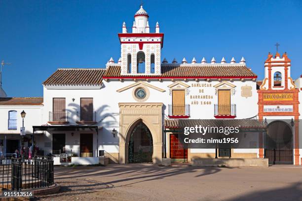 traditionelles gebäude, el rocio. - soleggiato stock-fotos und bilder