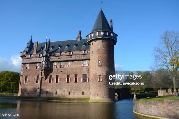 castle surrounded by water - haarzuilens stock pictures, royalty-free photos & images
