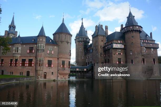 castle surrounded by water - haarzuilens stock pictures, royalty-free photos & images