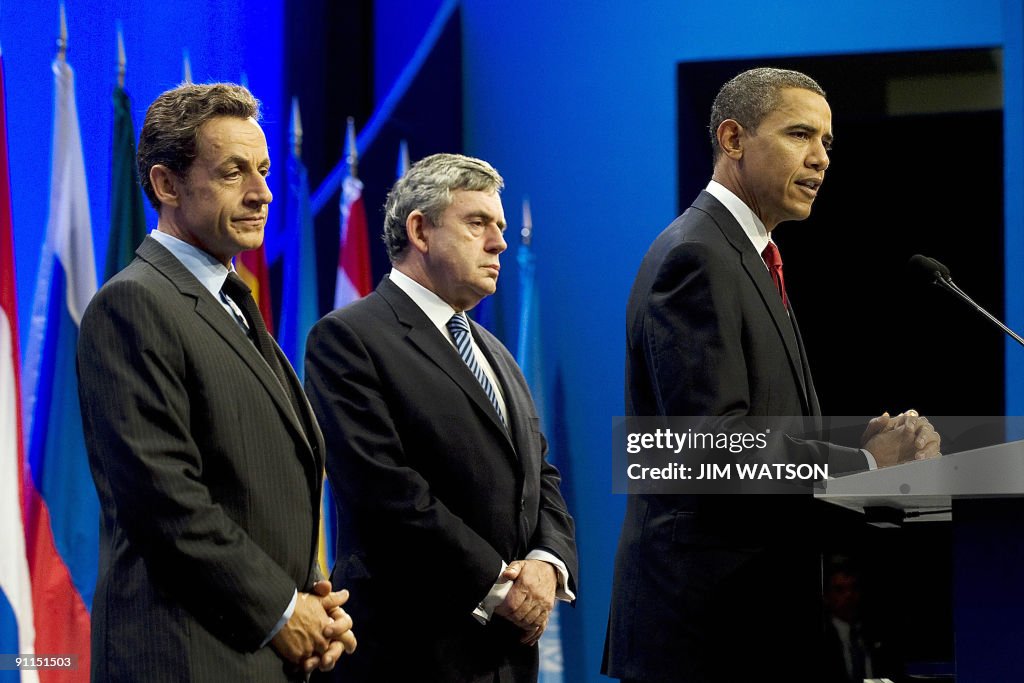 US President Barack Obama (R) makes a st