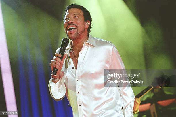 Photo of Lionel RICHIE, Lional Richie, Ahoy, Rotterdam, Nederland, 14 maart 2007, Pop, funk, soul, mainstream, Lional gestoken in een parel, wit...