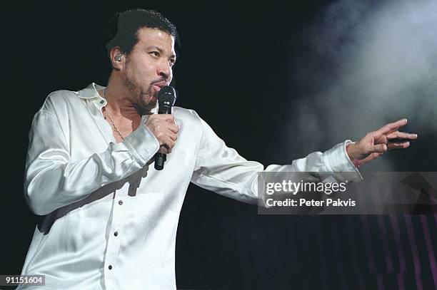 Photo of Lionel RICHIE, Lional Richie, Ahoy, Rotterdam, Nederland, 14 maart 2007, Pop, funk, soul, mainstream, Lional gestoken in een parel, wit...