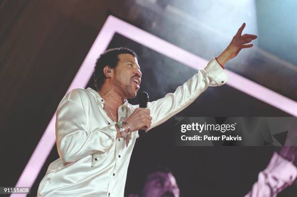 Photo of Lionel RICHIE, Lional Richie, Ahoy, Rotterdam, Nederland, 14 maart 2007, Pop, funk, soul, mainstream, Lional gestoken in een, parel wit...