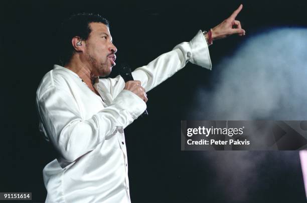 Photo of Lionel RICHIE, Lional Richie, Ahoy, Rotterdam, Nederland, 14 maart 2007, Pop, funk, soul, mainstream, Lional gestoken in een parel, wit...