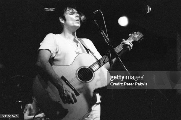 Photo of BIG COUNTRY, Big Country, Rotown, Rotterdam, Nederland, 28 augustus 1995, Pop, Stuart Adamson zingt geconcentreerd met gesloten ogen en...