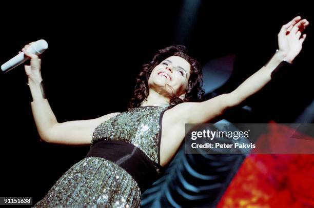 Photo of Nelly FURTADO, Nelly Furtado, Heineken Music Hall, Amsterdam,, Nederland, 13 maart 2007, Pop, mainstream, Nelly lacht en danst zwierig en,...