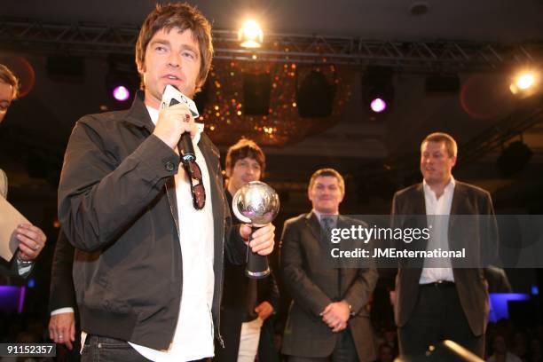 Photo of OASIS and Noel GALLAGHER and Ricky HATTON, Noel Gallagher accepting the Lifetime Achievement Award at the Silver Clef Lunch in aid of...