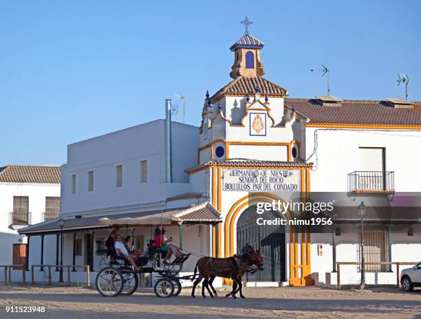 edificio tradicional de el rocío. - ambientazione esterna fotografías e imágenes de stock