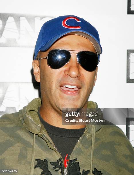 Photo of RAGE AGAINST THE MACHINE and Tom MORELLO, Portrait of Tom Morello arriving at The Brewery, sunglasses