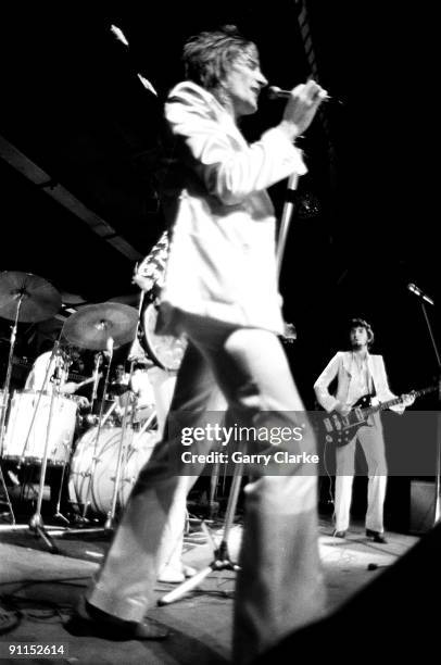 Photo of FACES and Rod STEWART and Ronnie LANE, L-R: Rod Stewart, Ronnie Lane - performing live onstage