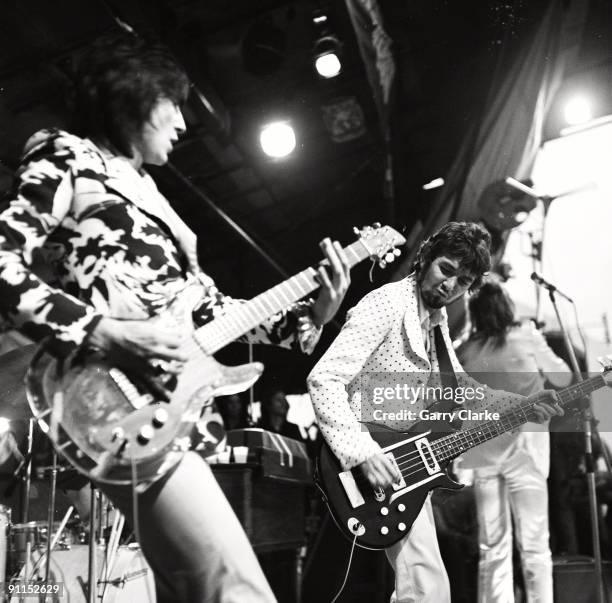 Photo of FACES and Ronnie LANE and Ronnie WOOD and Ron WOOD, Ron Wood and Ronnie Lane performing live onstage