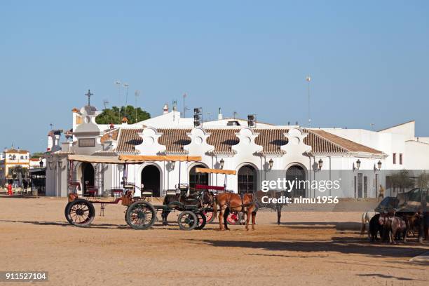 edificio tradicional de el rocío. - ambientazione esterna fotografías e imágenes de stock