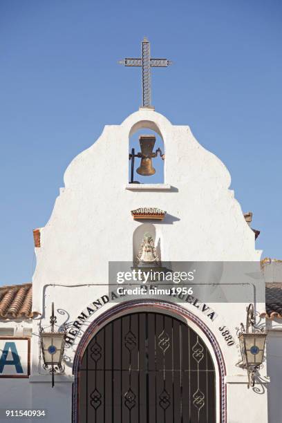 edificio tradicional de el rocío. - ambientazione esterna fotografías e imágenes de stock