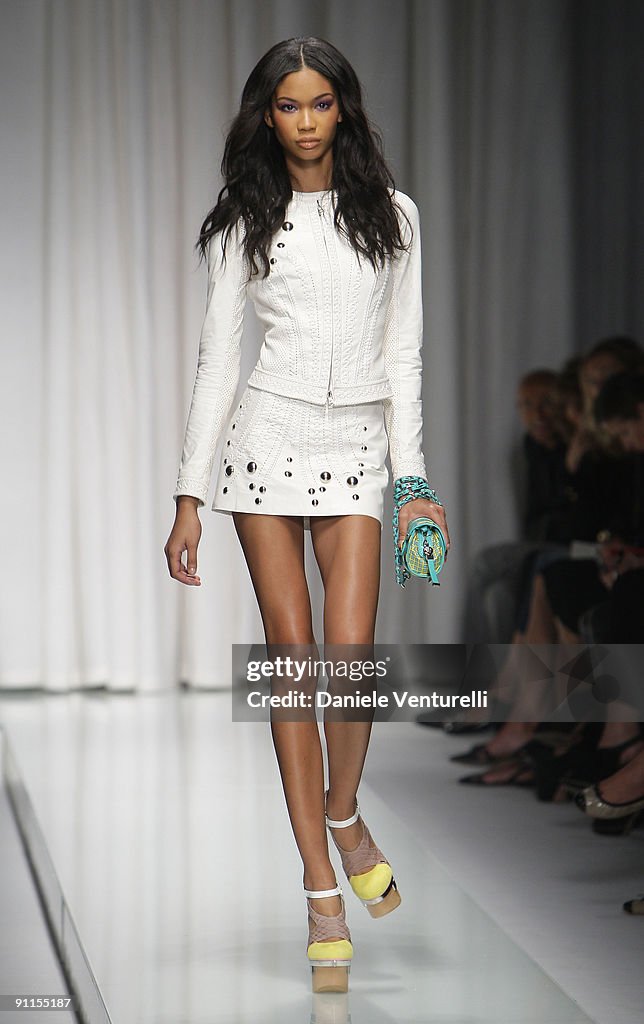 Model Chanel Iman walks down the runway during the Versace show as... News  Photo - Getty Images