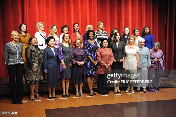 The spouses of the visiting G-20 leaders wife of Thai Prime Minister Abhisit Vejjajiv, unknown, Dr Pimpen Vejjajiva, wife of EU Commission Chairman...
