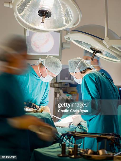 cirurgiões utilizar no doente - sala de cirurgia com assistência imagens e fotografias de stock