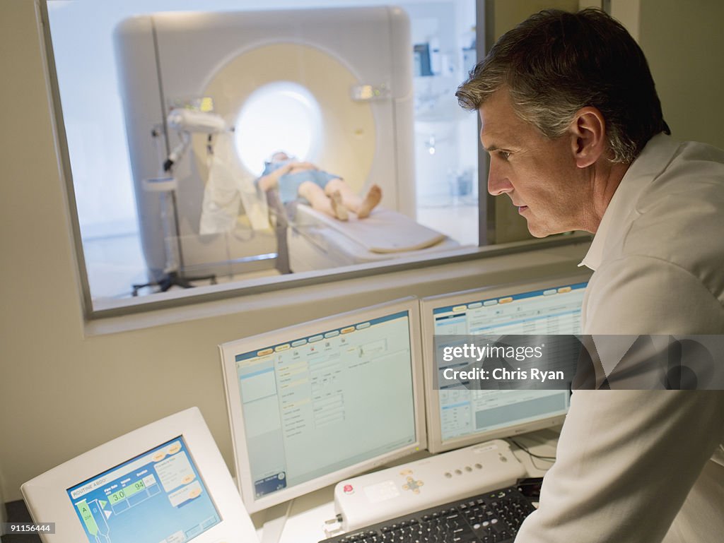Techniker, die Patienten MRI Untersuchung