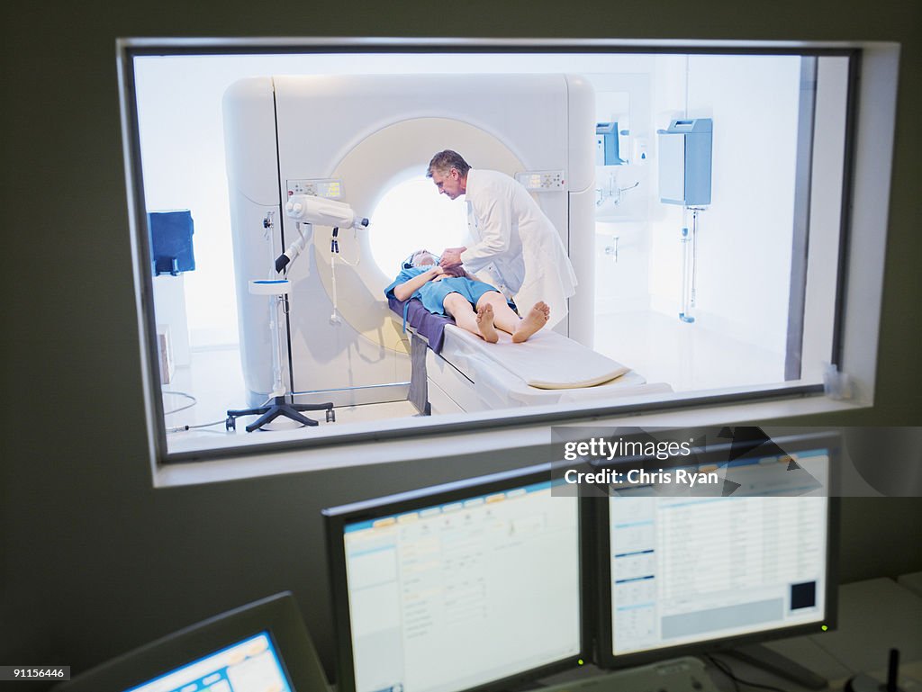 Técnico dar doente exame de IRM
