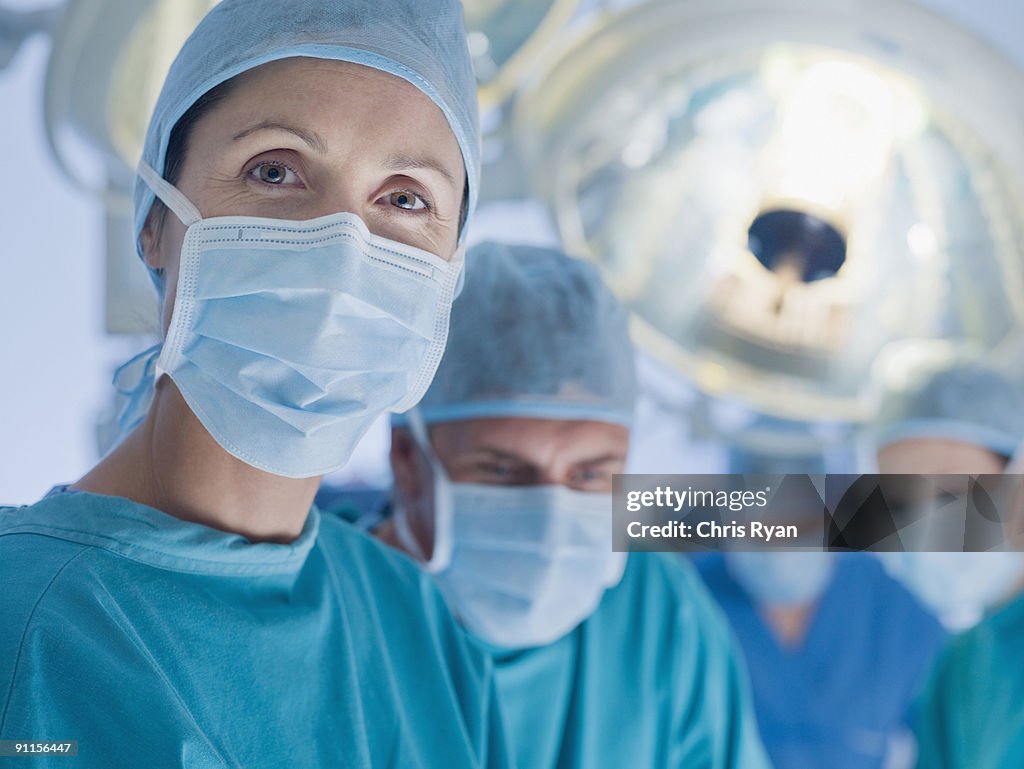 Chirurgen in Operationssaal