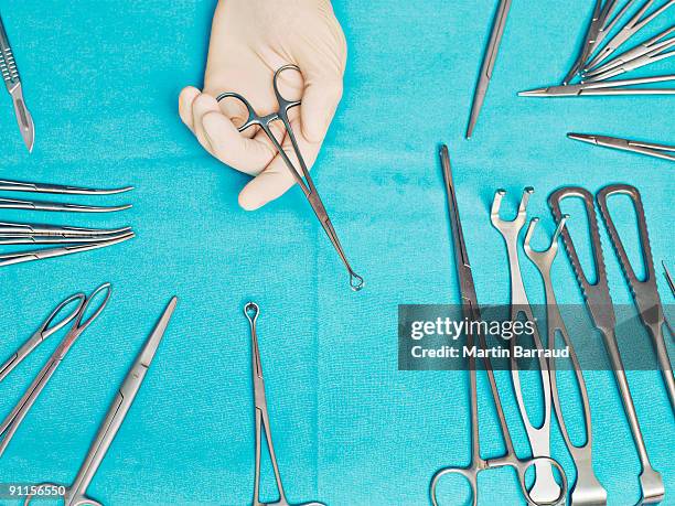 médecin tenant serre-joint - scalpel photos et images de collection