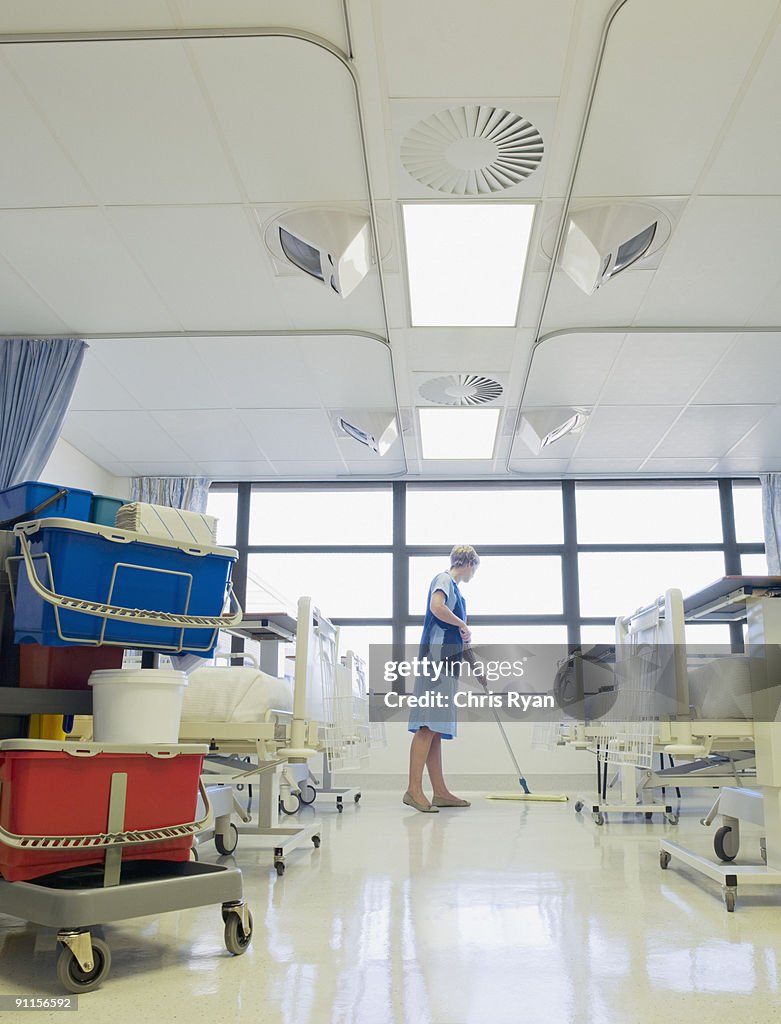 Hôpital Janitor nettoyage de la chambre