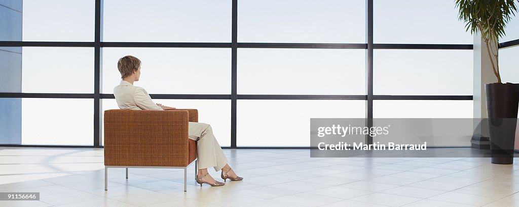 Femme d'affaires attend dans le bureau de l'espace d'attente