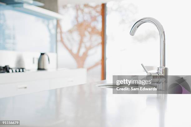 nahaufnahme der modernen küche wasserhahn und waschbecken - faucet stock-fotos und bilder