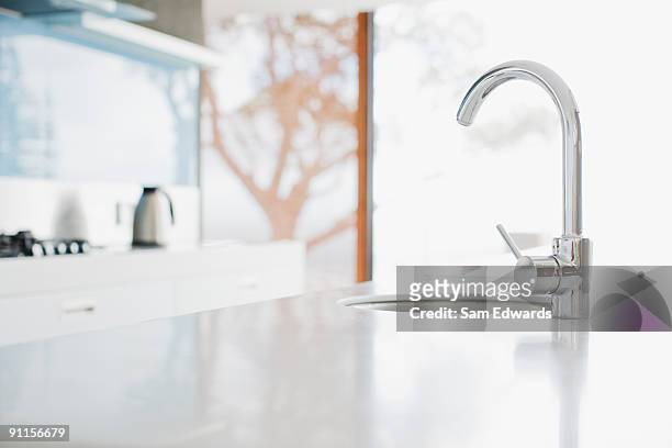 plano aproximado da moderna cozinha torneira e pia - faucet imagens e fotografias de stock