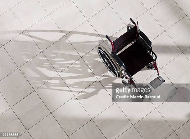 空の車椅子のロビー - 車いす　無人 ストックフォトと画像