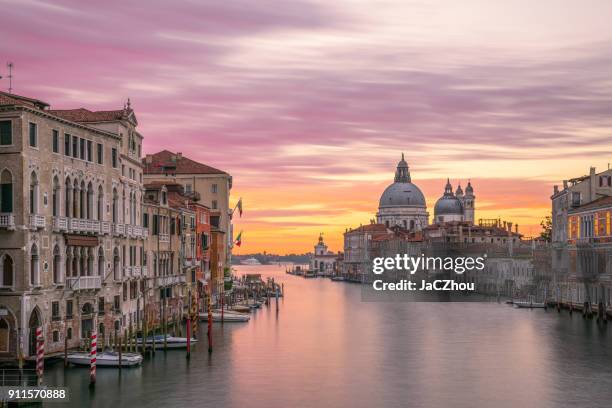 den sonnenaufgang des canal grande, venedig - canale grande venedig stock-fotos und bilder