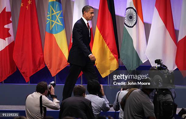 President Barack Obama takes the stage to give a press conference at the end of the G-20 summit on September 25, 2009 in Pittsburgh, Pennsylvania....