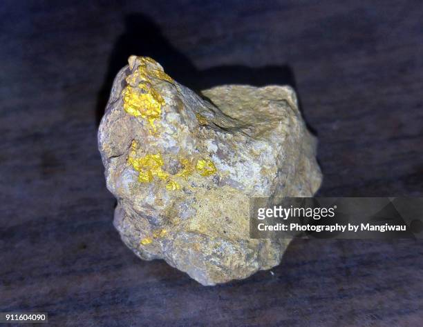 gold - metal ore stock pictures, royalty-free photos & images