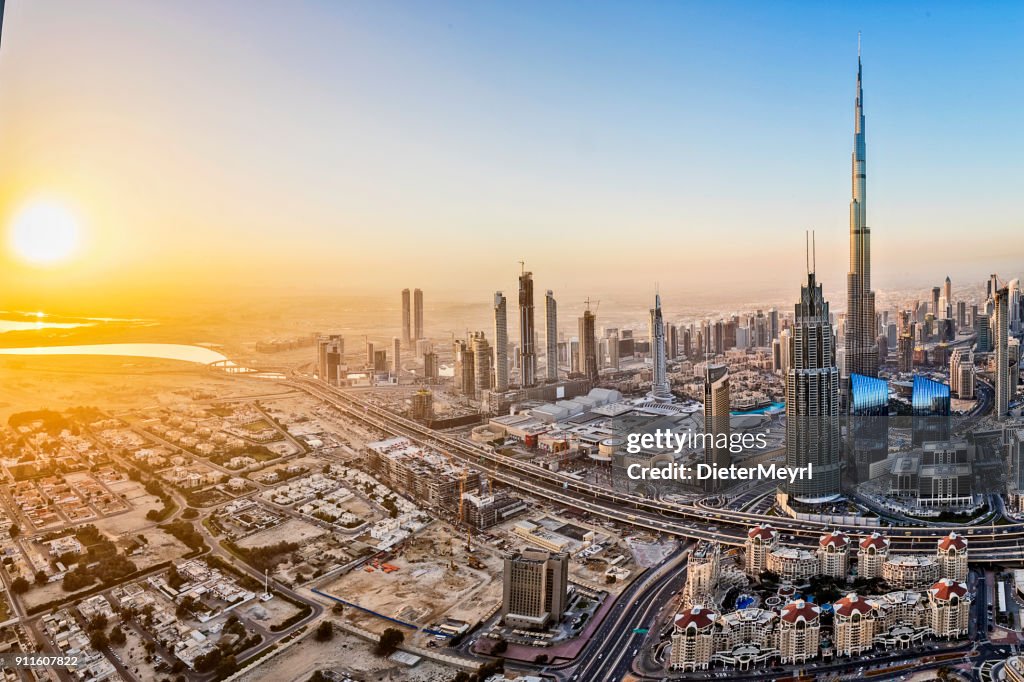 Luces de la ciudad de Dubai al amanecer