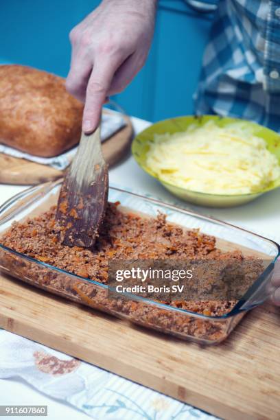 making traditional shepherds pie - potato masher stockfoto's en -beelden