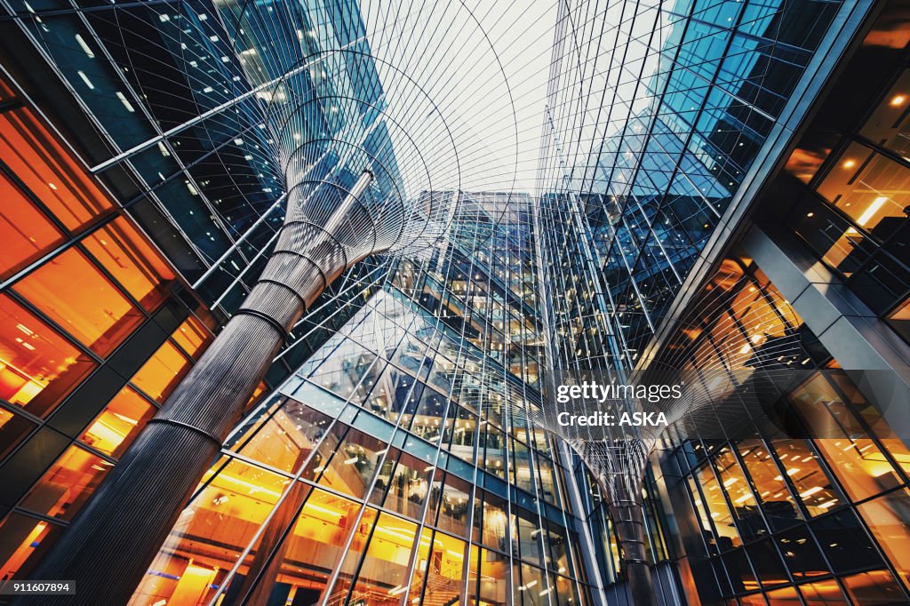 Edificios de oficinas iluminadas en Canary Wharf, Londres